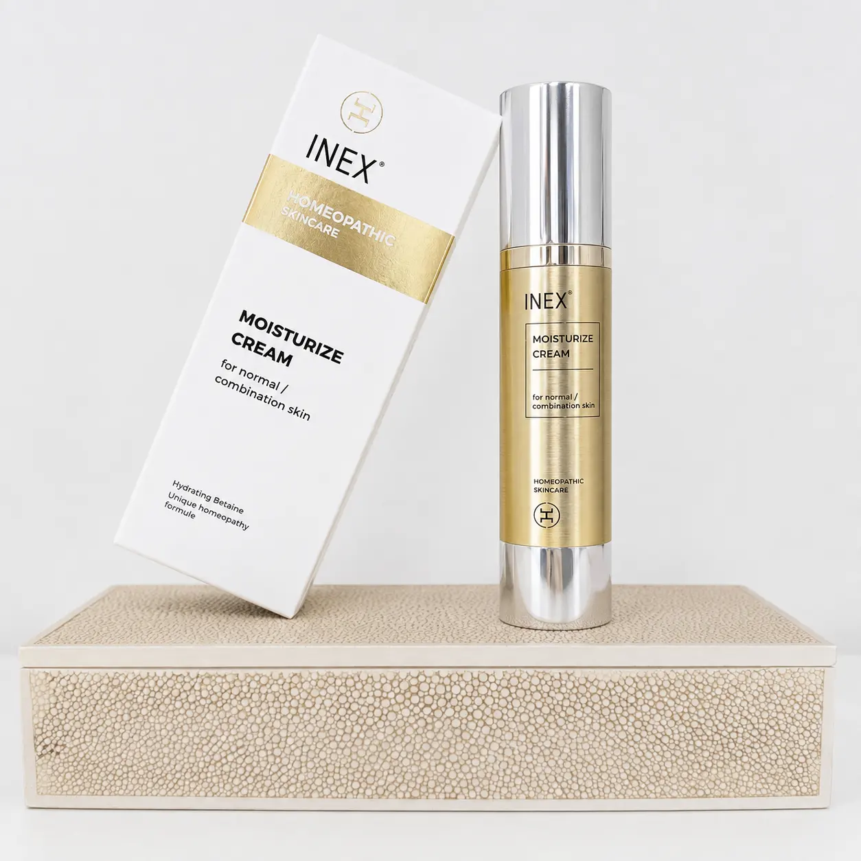 INEX Deep Moisturize Cream baltajā sērijas iepakojumā